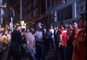 Galatasaray taraftarı birbirine girdi