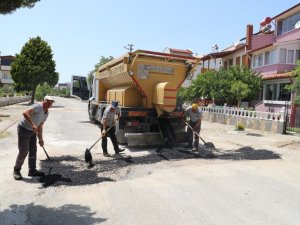 Burhaniye’de Bozulan Yollar Asfaltlanıyor