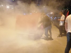 Otomobilinin Yandığını Fark Etmeyen Sürücü, Vatandaşların Uyarısıyla Faciadan Kurtuldu