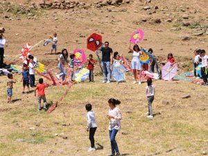 Cizre’de Minik Öğrencilerin Uçurtma Keyfi