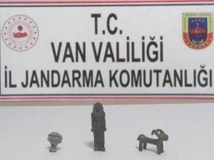 Urartulara Ait Tarihi Eserleri Satmak İçin Van’a Gelen Şahıs Yakalandı