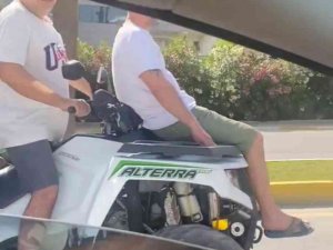 Atv Motosiklet İle Yolda Giden 4 Kişi Yürekleri Ağza Getirdi