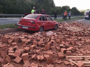 Tır Dorsesindeki Tuğlalar Otomobilin Üzerine Düştü: 3 Yaralı