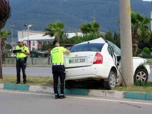 Aydınlatma Direğine Çarpan Otomobilin Sürücüsü Yaralandı