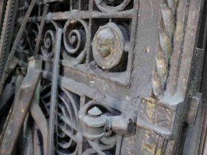 Tarihi Eser Avcıları Bu Kapının Peşini Bırakmıyor