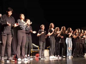 Liseli Öğrencilerden Anlamlı Tiyatro Gösterisi