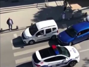 Ataşehir’de İlginç Görüntü: Aracını Yaya Yoluna Park Etti, Geçenlere İzin Vermedi