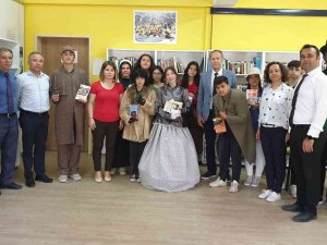Masal Kahramanlarını Canlandıran Öğrenciler, Miniklere Kitap Sevgisini Aşıladı