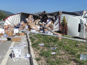 Amasya’da Kargo Malzemesi Taşıyan Tır Devrildi: 2 Yaralı