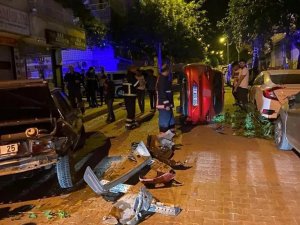 Otomobil Önce Ağaca, Sonra Park Halindeki Araca Çarparak Durabildi