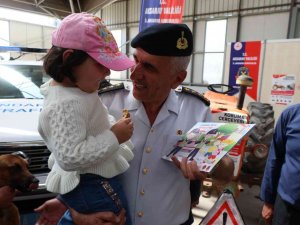 Jandarma Komutanı Fuarda Çocuklara Kitap Dağıtıp Jandarmayı Anlattı