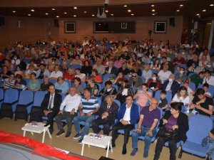 Avni Anıl Şarkılarına Büyük Alkış
