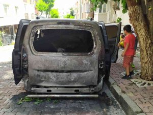 Bahçelievler’de Hafif Ticari Araç Alev Alev Yandı