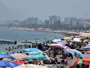 Antalya’da Termometre 30 Dereceyi Gösterdi, Vatandaş Sahilde Yer Bulmakta Zorlandı