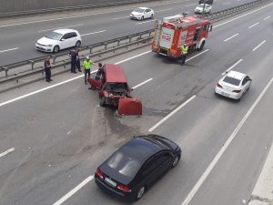 Bariyerlere Çarpan Otomobil Hurdaya Döndü, Sıkışan Yaralıları İtfaiye Ekipleri Çıkardı