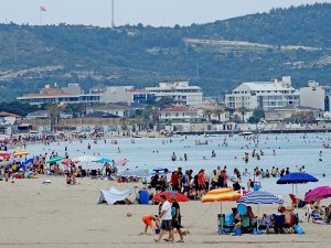 Sıcaklık Arttı, Tatilciler Çeşme’ye Akın Etti