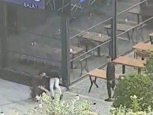 Bursa‘da Alkollü Genç, Kız Arkadaşını Sokak Ortasında Darp Etti