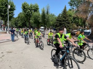 Onlarca Bisikletli İklim Değişikliğine Dikkat Çekmek İçin Pedalladı