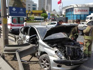 Pendik’te Makas Atan Sürücü Demir Bariyerlere Girdi: 2 Yaralı