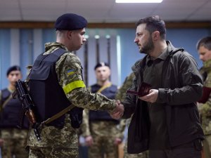 Zelenskiy, Cephe Hattındaki Harkov’u Ziyaret Etti