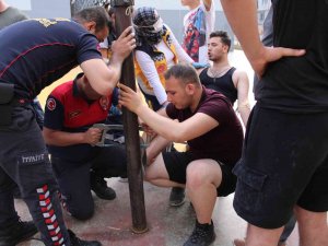 Öfkesine Yenildi, Ayağı Demire Saplandı