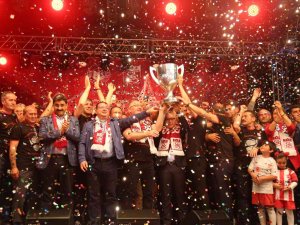 Sivasspor’dan Unutulmaz Kupa Kutlaması!