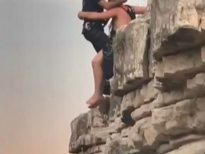 Denize Atlamak İçin Çıktığı Kayadan Atlayamayınca Mahsur Kaldı