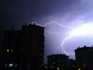 Ankara’da Şimşekler Geceyi Aydınlattı