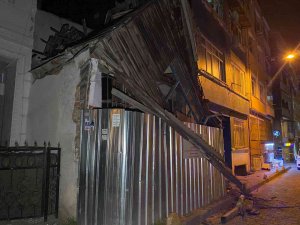 Fatih’te İki Katlı Ahşap Bina Çöktü, Mahalle Sakinleri Korku Dolu Anlar Yaşadı