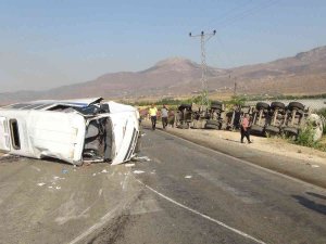 Mersin’de Öğrenci Servisi İle Tır Çarpıştı: 2’si Ağır 11 Yaralı