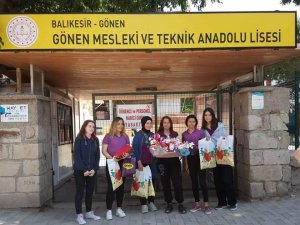 Ürettikleri Oyuncakları Kardeşlerine Hediye Ettiler