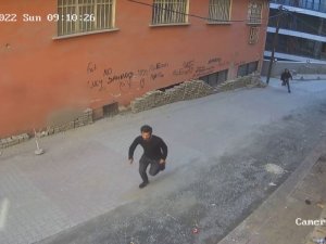 İ̇stanbul’da Kadına Kapkaç Şoku Kamerada: Görüntülü Görüşme Yaparken Çaldılar