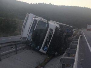 Kontrolden Çıkan Tır Orta Refüje Devrildi