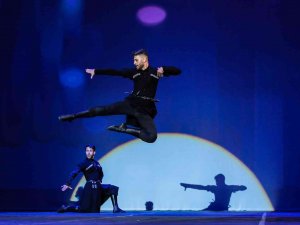 180 Kişilik Dev Kadro Dans Performanslarıyla Göz Kamaştırdı