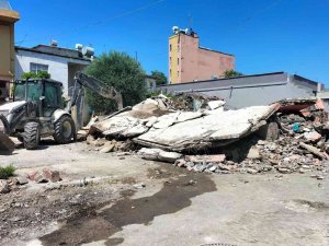 Akdeniz’de Metruk Binaların Yıkımı Devam Ediyor