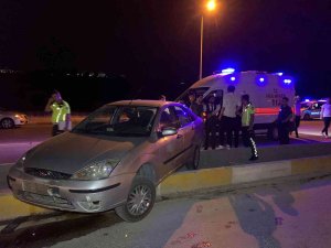 Otomobil Refüje Çıktı: 1 Yaralı