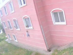 Bursa’da Çocuğun 5. Kattan Düşme Anı Kamerada
