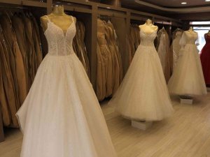 Gelinlikçilerde Yoğun Mesai Başladı, Taleplere Yetişmeye Çalışıyorlar