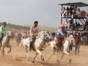Dazkırı Rahvan At Yarışları’nda Renkli Görüntüler Ortaya Çıktı