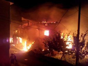 Trabzon’da korkutan yangında 3 ev kül oldu