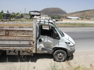 Tır İle Açık Kasa Kamyonet Çarpıştı: 1 Yaralı