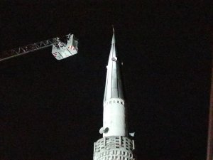Cami Minaresinden Sarkan Sac Levhayı İtfaiye İndirdi