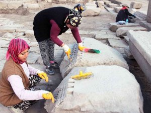 Arkeolojiye Kadınlardan Hassas Dokunuş