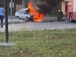 Seyir Halindeki Otomobil Alev Topuna Döndü