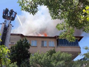 Tadilat Sırasında Çatı Alev Aldı, Binadakiler Büyük Korku Yaşadı