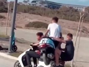 Motosiklet Üzerinde Ki Motosikletli İle Ölüme Meydan Okudular