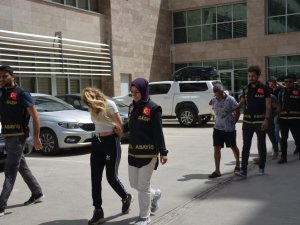 Escort Olarak Gittiği Yerlerde Çağırdığı 3 Kişi İle Birlikte Gasp Yapan 4 Kişi Tutuklandı