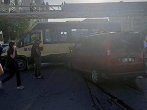 Küçükçekmece’de Ticari Araç Dolmuşla Çarpıştı: 3 Yaralı