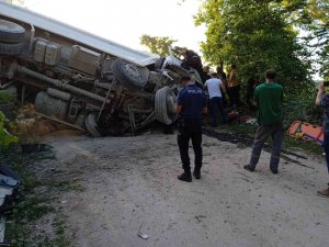 Ordu’da Çakıl Yüklü Kamyon Devrildi: 2 Yaralı