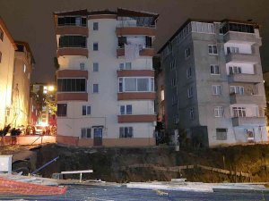 Samsun’da Önüne İnşaat Yapılan Binanın Temelinde Kayma Yaşandı